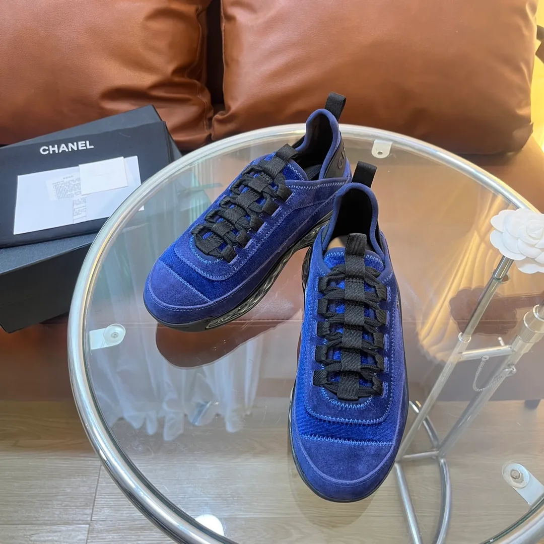 👟👟Ex-factory price 600👟👟 [Long-term supply of high-end versions] ⚠️Note: This model has many colors and the market has a complete range of colors. Welcome to consult ~ chanel Chanel Xiaoxiang casual sports shoes for couples and dad shoes for couples. The original version of the counter is 1:1, each color is accurately matched, and the internal standard is coded. ❣️Fabric material: original imported cow down + imported fabric, ❣️Inner material: imported breathable velvet, ❣️Outsole material: Original 1:1 mold opening, 3 layers of TPU ❣️Number of sizes: Women's 35-42 Men's 39-46 (Men's ➕10) Couple's version (with full set of high-end packaging)